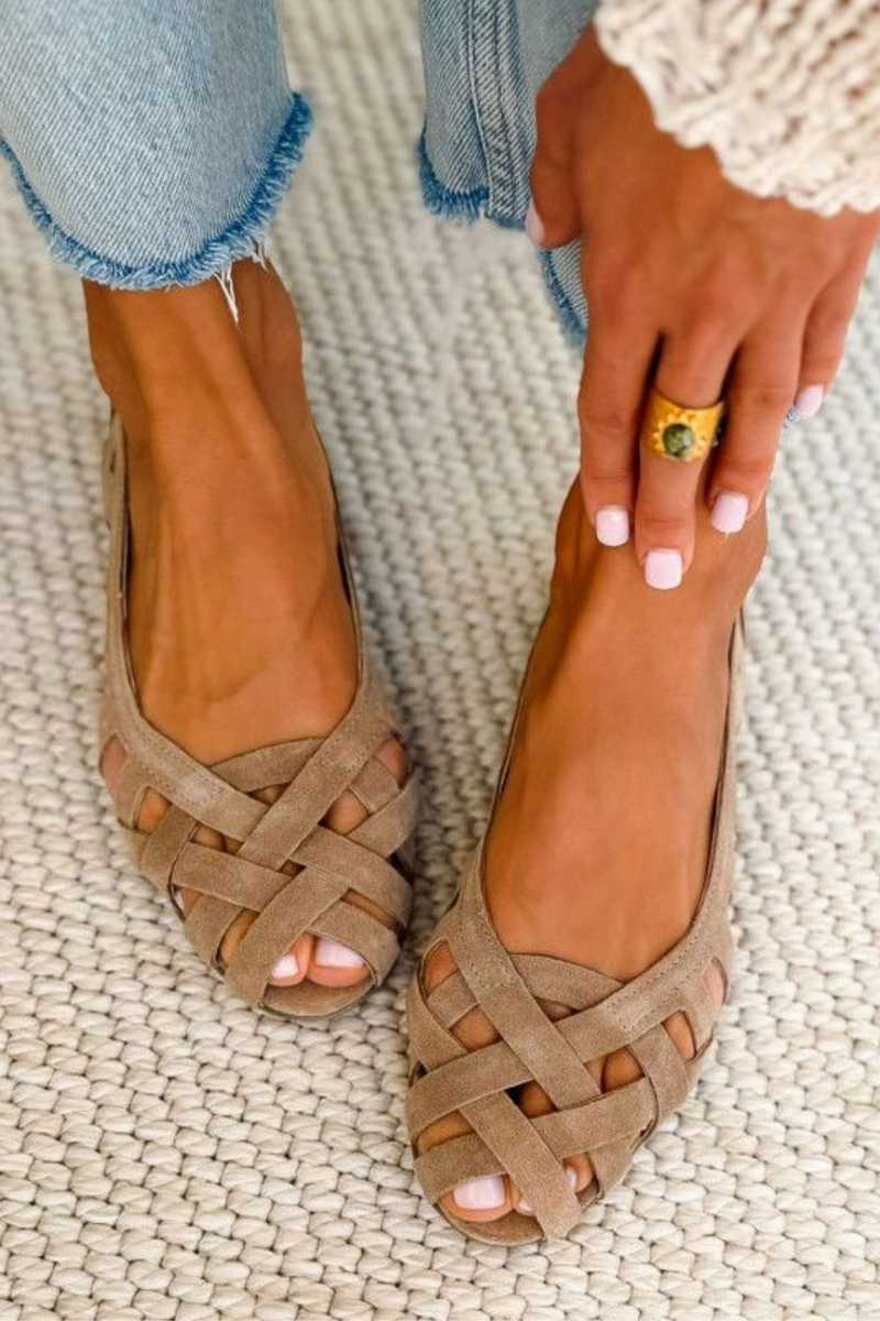 BETTY | OPEN TOE FLAT CROSS-STRAP SANDALS
