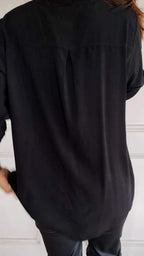 VERITY | SHIRT MET PAILLETTENAFWERKING EN KNOPEN