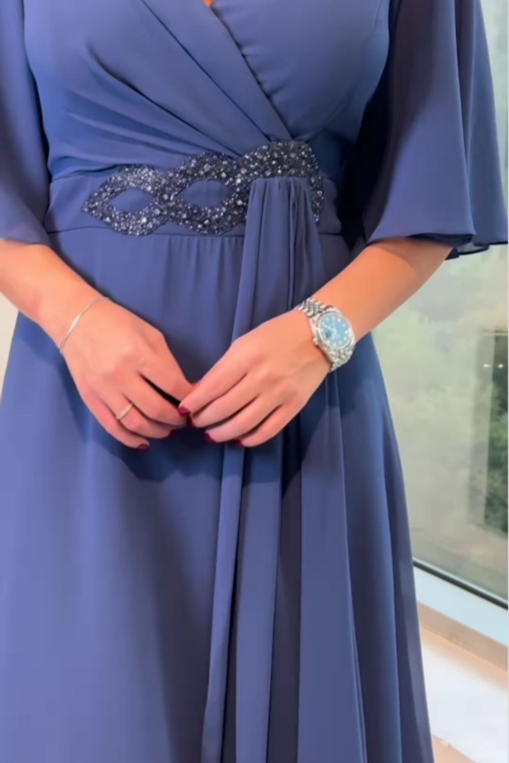 MARGUERITE | ELEGANTE LANGE V-HALS CHIFFON JURK