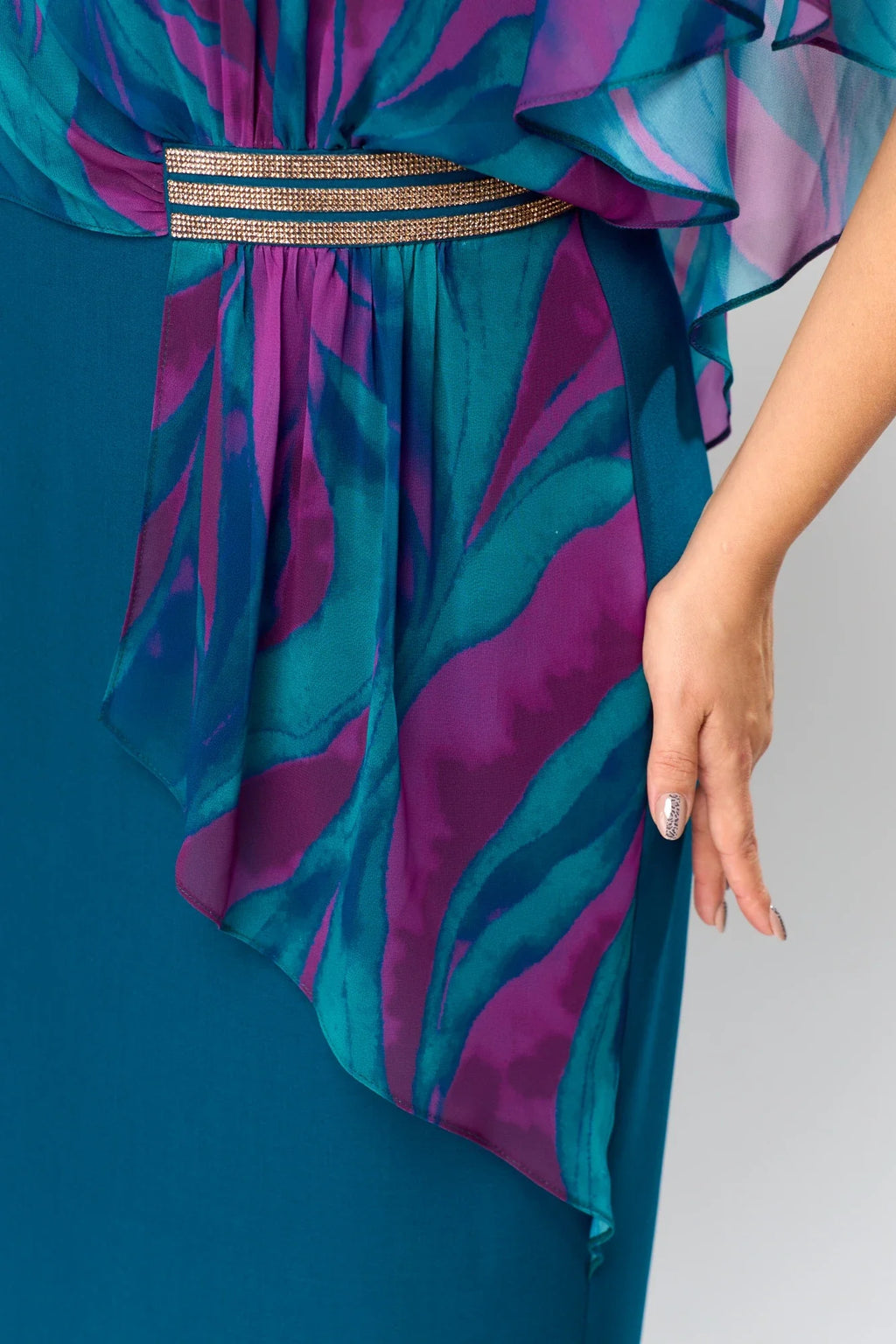 LEONORA | GEPRINTE CAPE OVERLAY GESCHOREN MIDI JURK