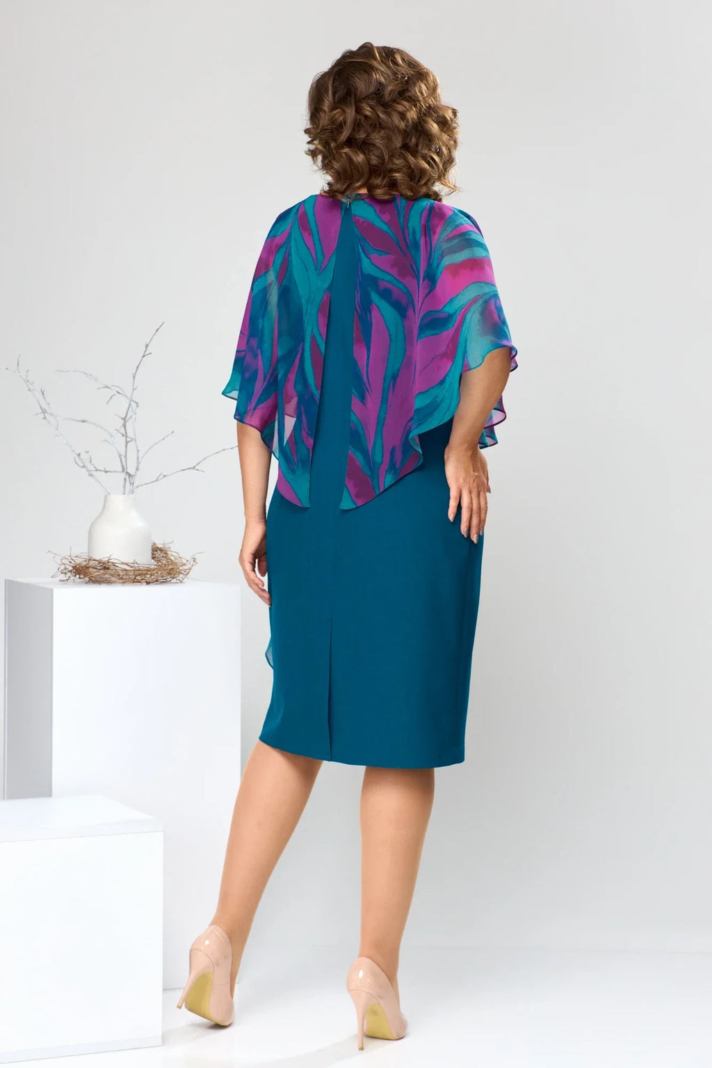 LEONORA | GEPRINTE CAPE OVERLAY GESCHOREN MIDI JURK