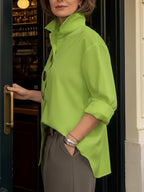 Rowena | Statement Knop Blouse met Staande Kraag