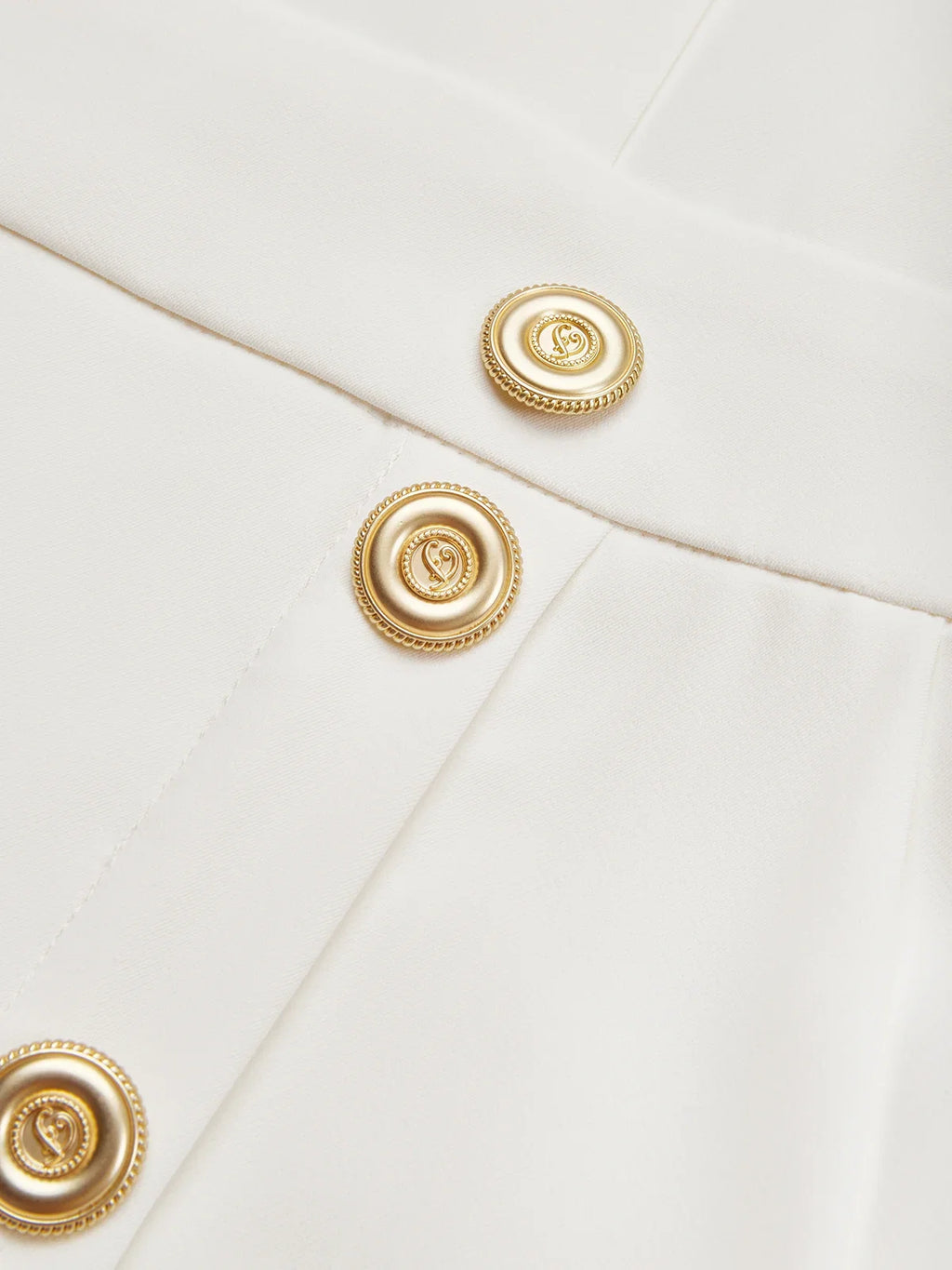 GENEVIEVE | MIDJURK MET GEVOERDE SCHOUWERS EN KNOOPDETAIL MET SPLIT