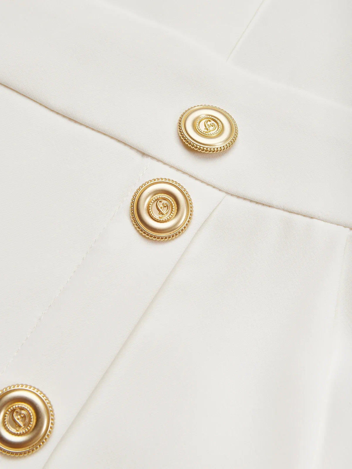 GENEVIEVE | MIDJURK MET GEVOERDE SCHOUWERS EN KNOOPDETAIL MET SPLIT