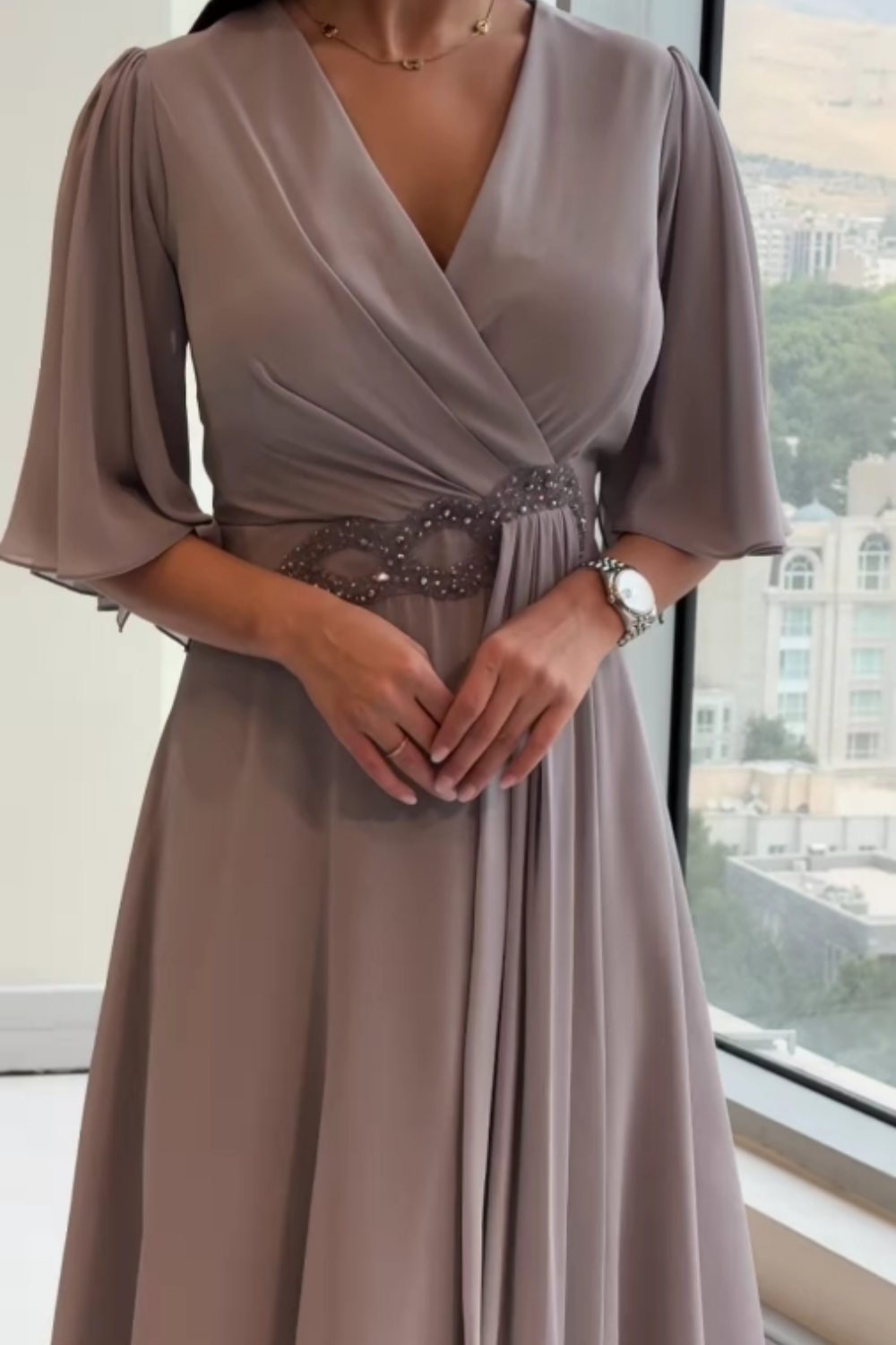 MARGUERITE | ELEGANTE LANGE V-HALS CHIFFON JURK