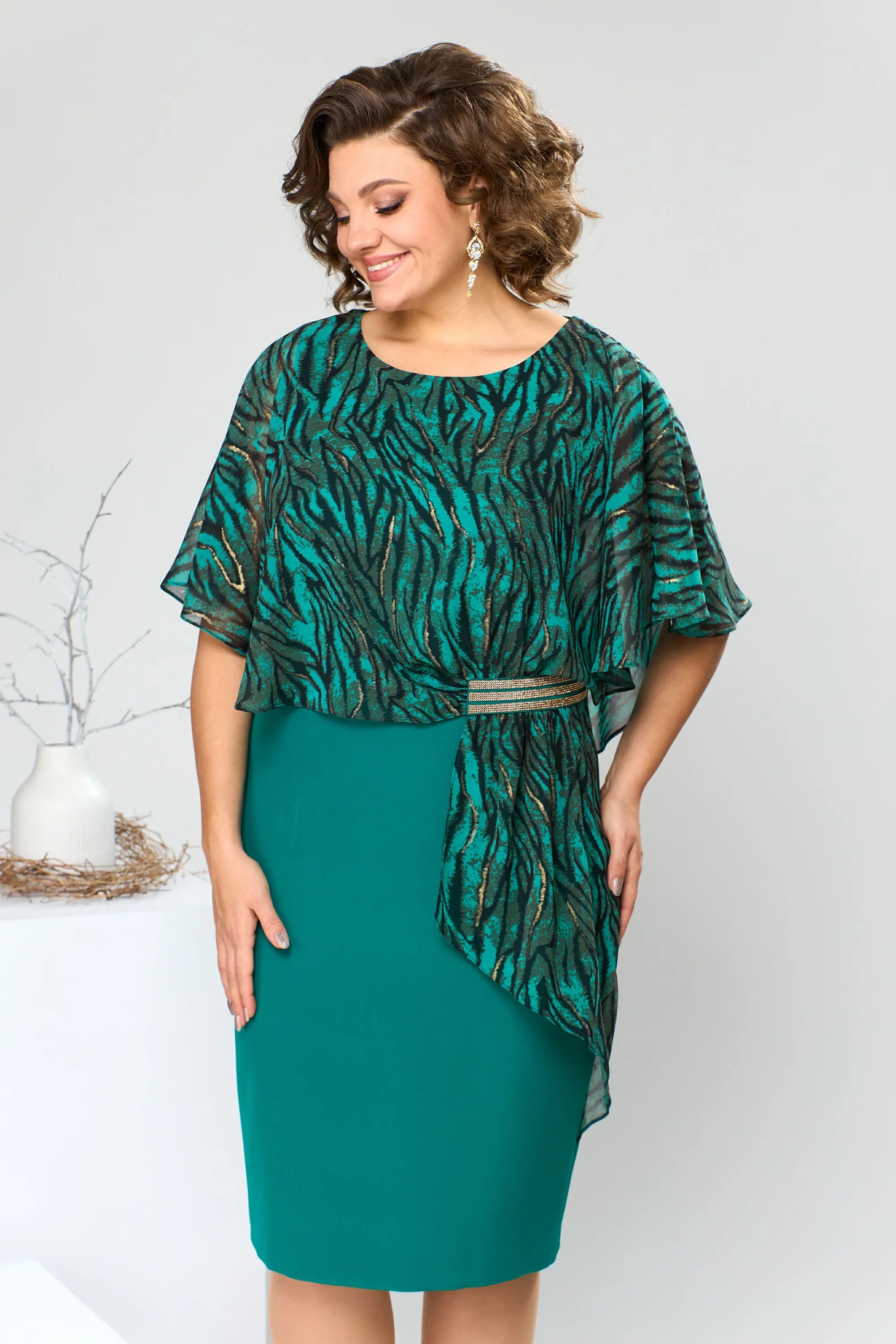 LEONORA | GEPRINTE CAPE OVERLAY GESCHOREN MIDI JURK