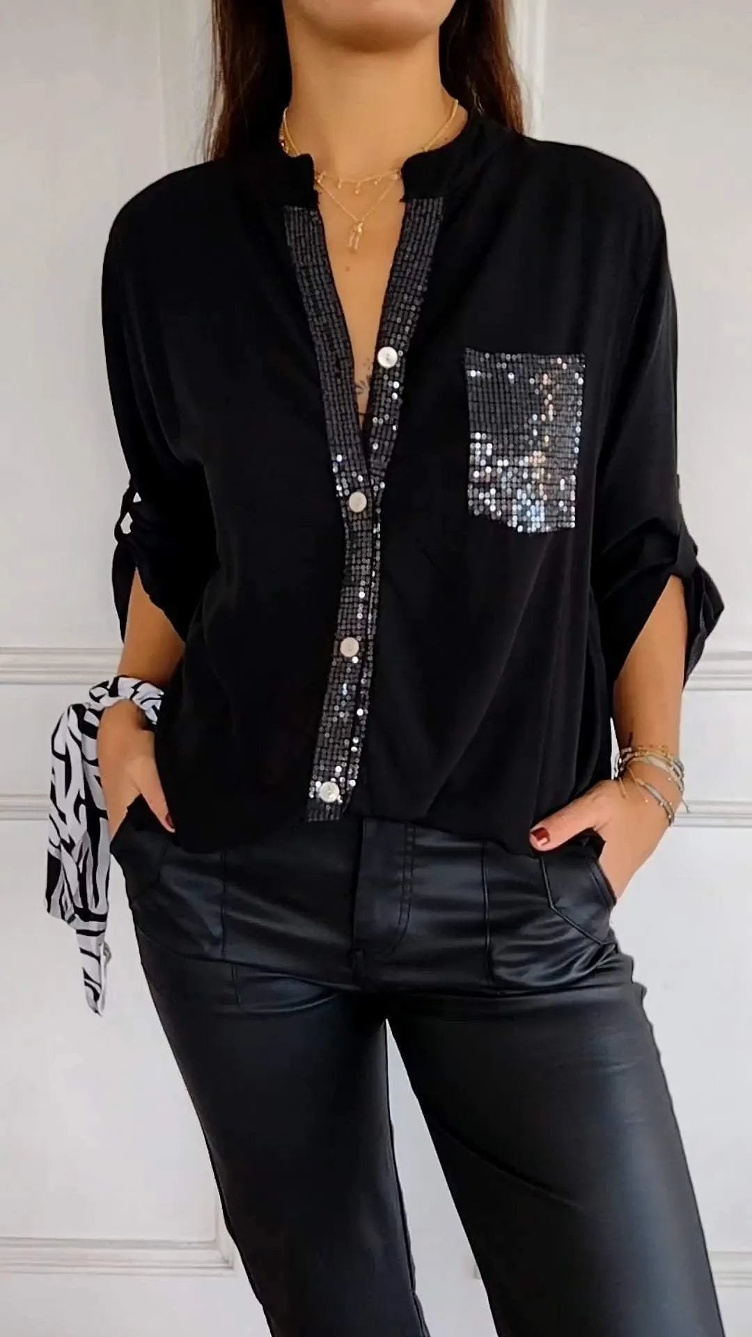 VERITY | SHIRT MET PAILLETTENAFWERKING EN KNOPEN