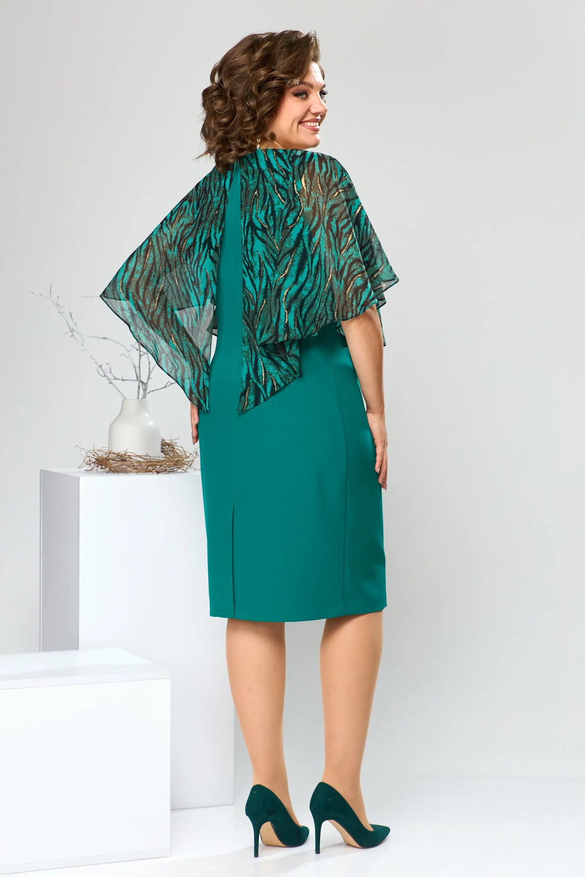 LEONORA | GEPRINTE CAPE OVERLAY GESCHOREN MIDI JURK