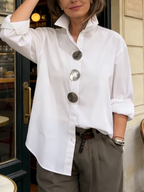 Rowena | Statement Knop Blouse met Staande Kraag