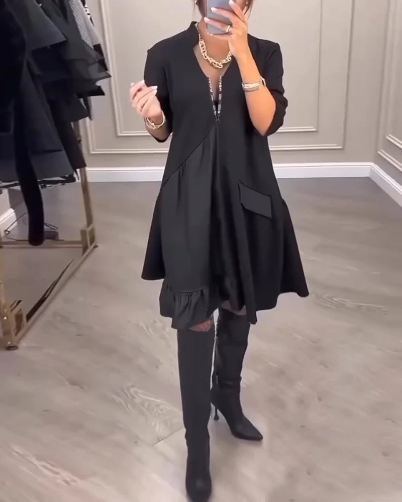 COLLEEN | ZIP-FRONT V-HALS SWING DRESS MET RUFFLE HEM