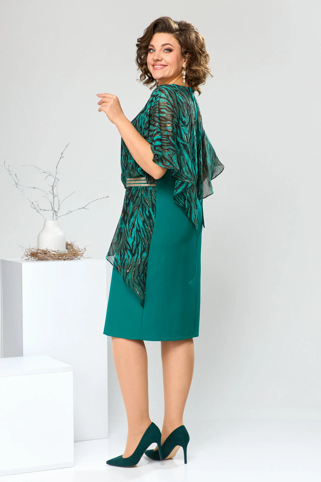 LEONORA | GEPRINTE CAPE OVERLAY GESCHOREN MIDI JURK