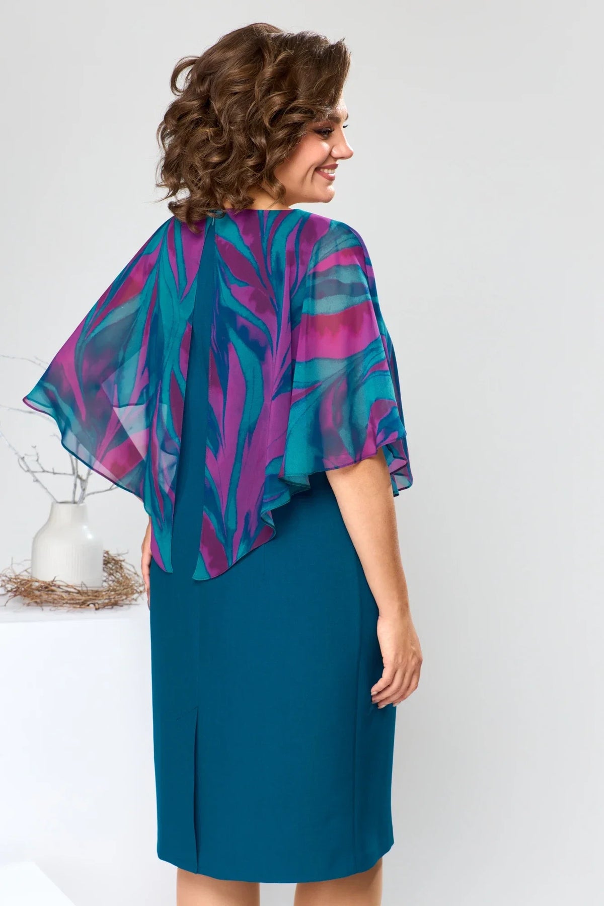 LEONORA | GEPRINTE CAPE OVERLAY GESCHOREN MIDI JURK