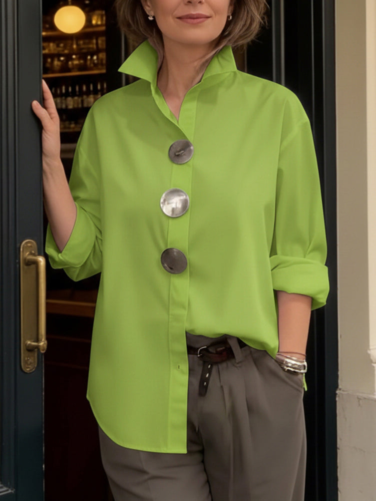 Rowena | Statement Knop Blouse met Staande Kraag