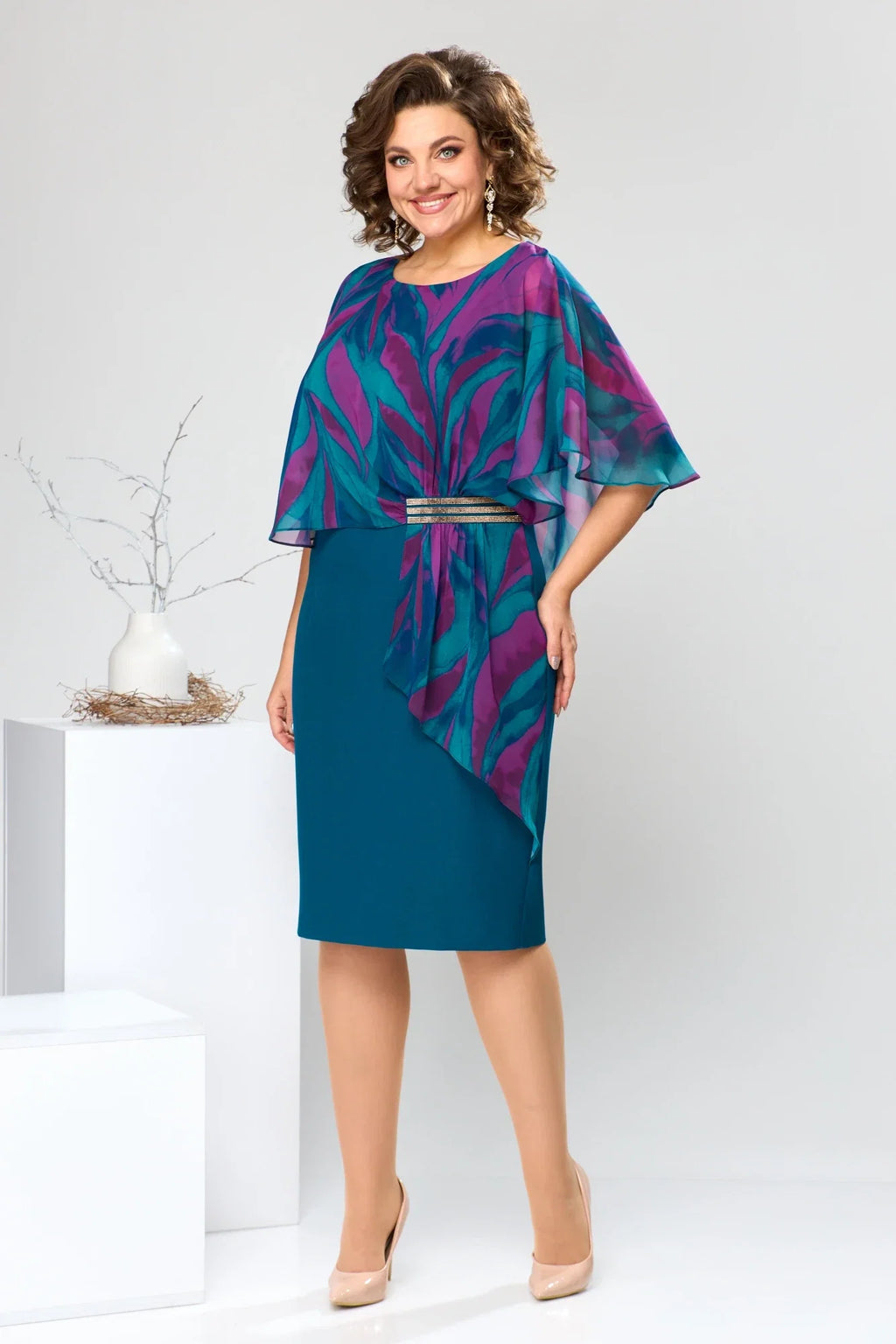 LEONORA | GEPRINTE CAPE OVERLAY GESCHOREN MIDI JURK