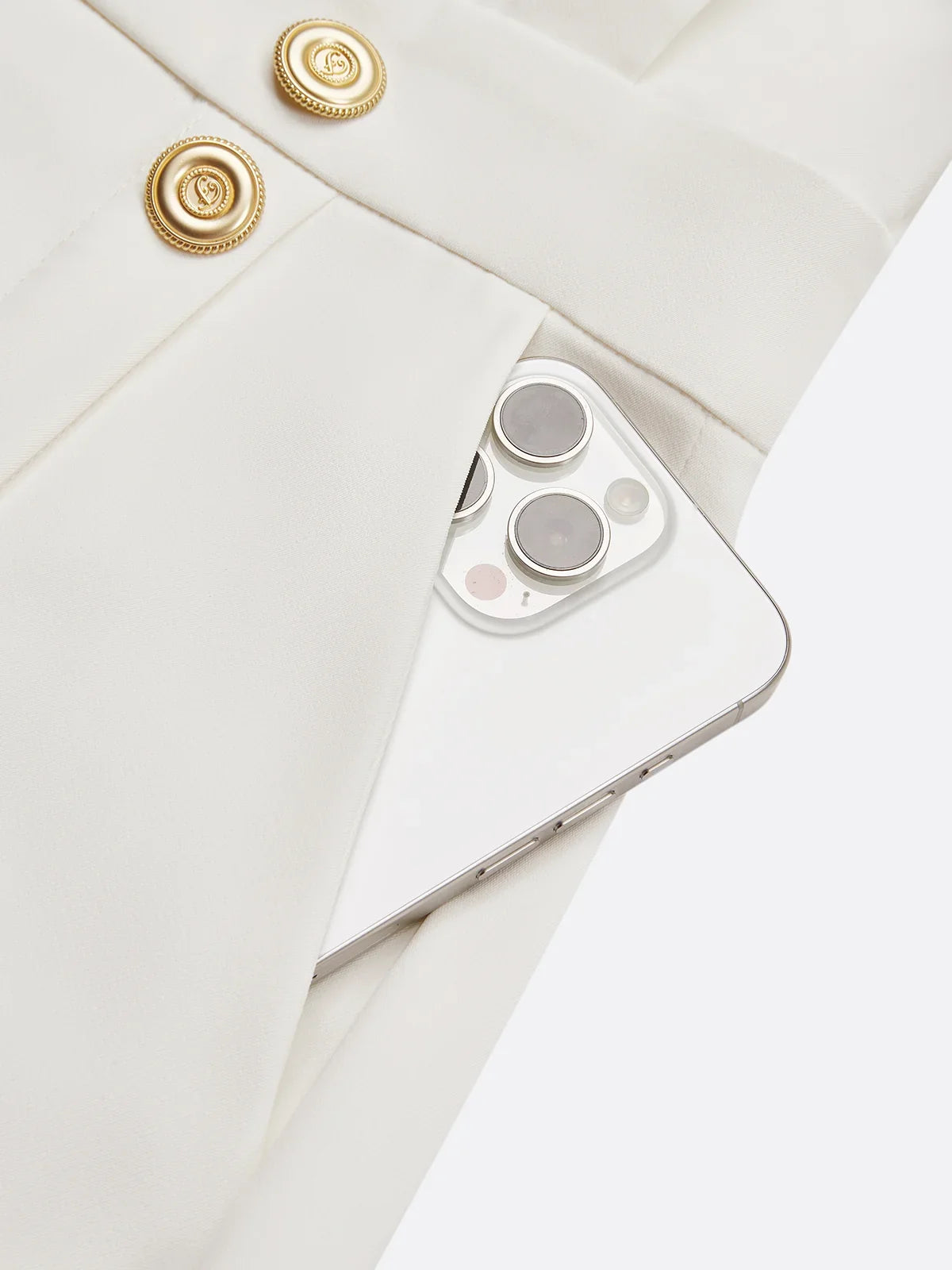 GENEVIEVE | MIDJURK MET GEVOERDE SCHOUWERS EN KNOOPDETAIL MET SPLIT