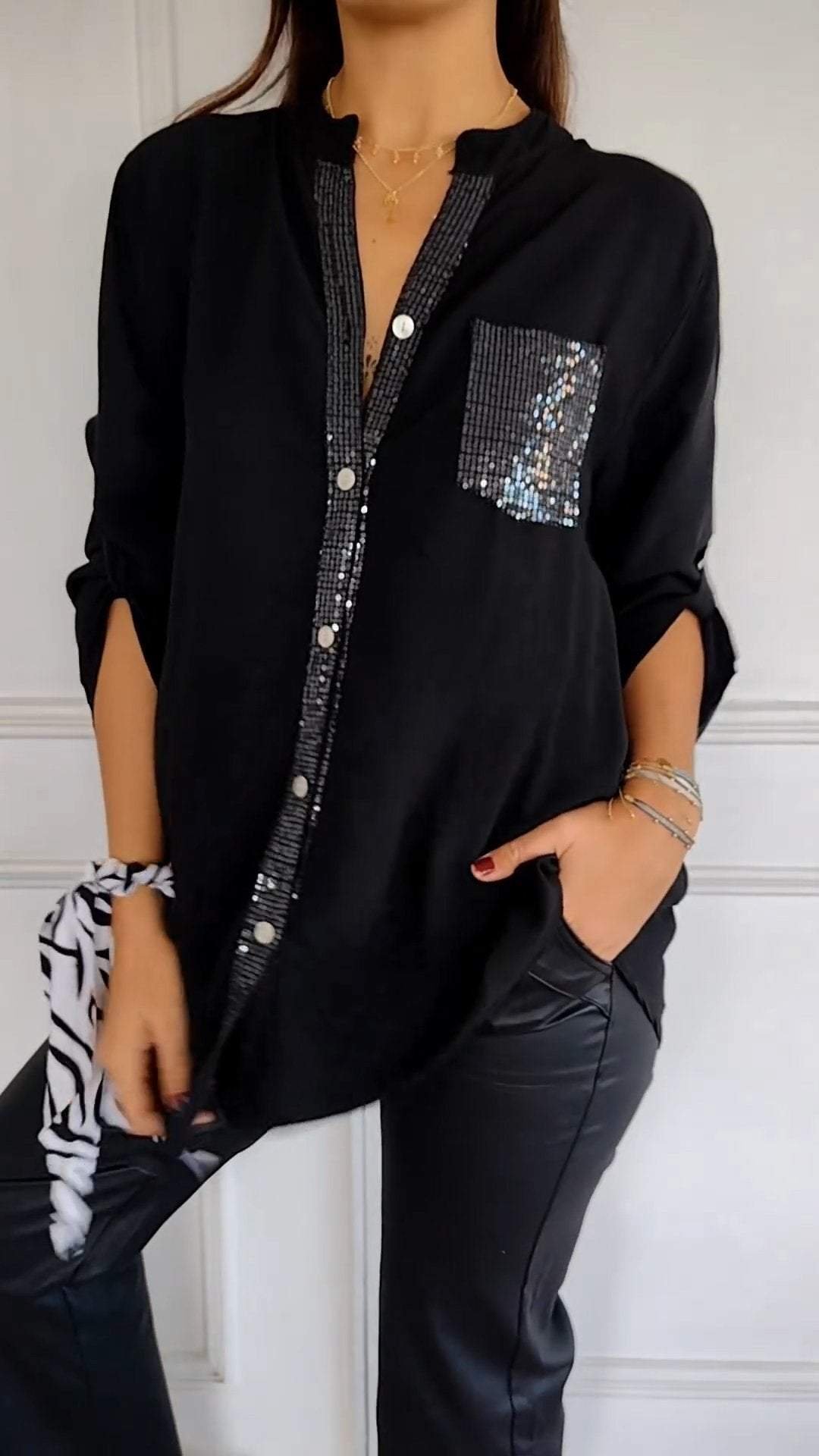 VERITY | SHIRT MET PAILLETTENAFWERKING EN KNOPEN